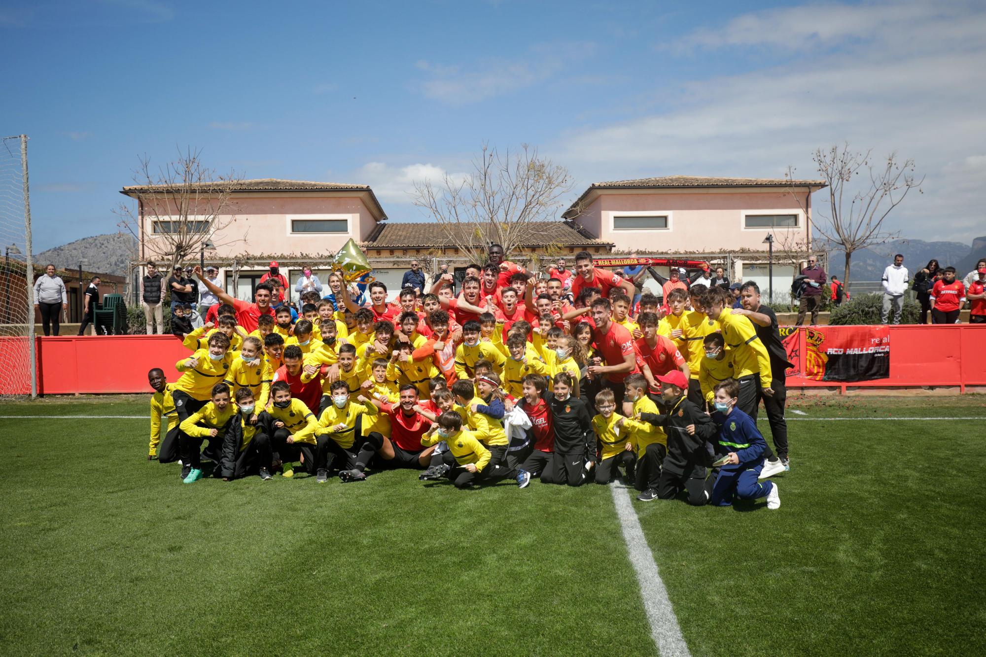 Así celebró el Mallorca B el ascenso a la Segunda RFEF.