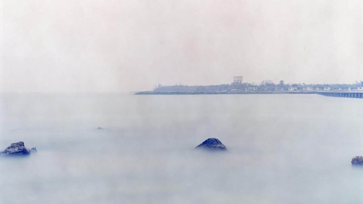 From the series, Scene, Seascape - Location where CIA backed troops landed in an attempt to start a counter-revolution against Castro’s government, Bay of Pigs, Cuba 2002 chromogenic print ©Tomoko Yoneda Cortesía de la artista