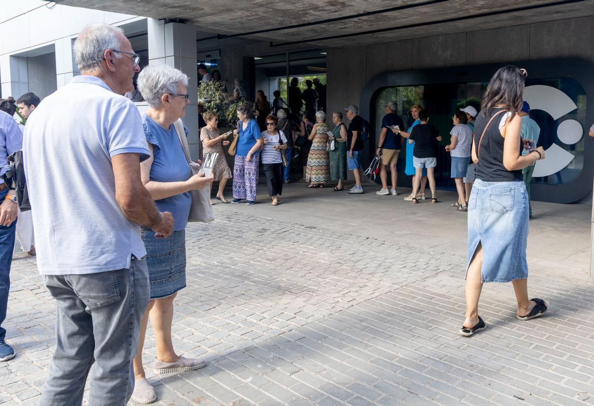 Largas colas para las entradas del Concierto de Hogueras de INFORMACIÓN