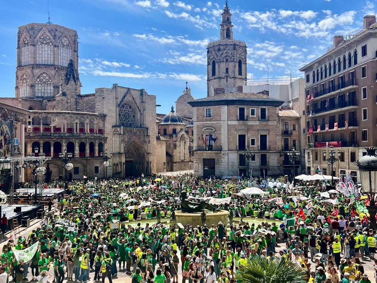Así ha sido la marcha "histórica" de los profesores en València el día de la huelga