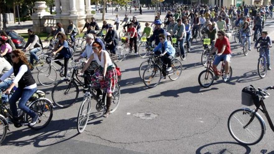 Los ciclistas reclaman carriles especiales en Valencia.