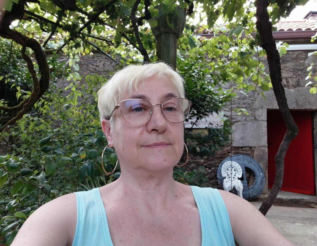 A madrileña Chus Neira, nos exteriores da Fundación Neira Vilas.