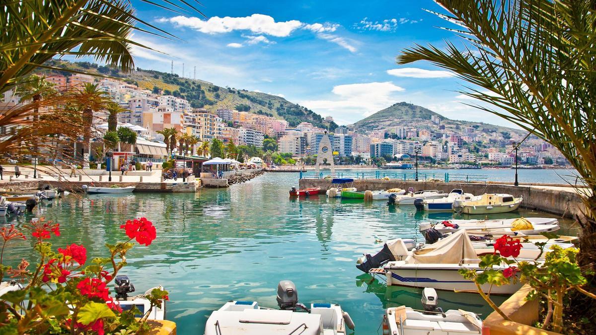 Recorrido por las mejores ciudades del país más barato de Europa