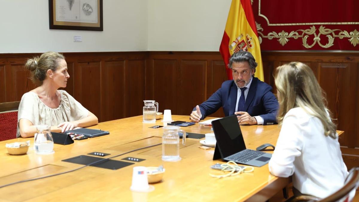 Archivo - El presidente del Parlamento de Canarias, Gustavo Matos, en una reunión de la Mesa del Parlamento