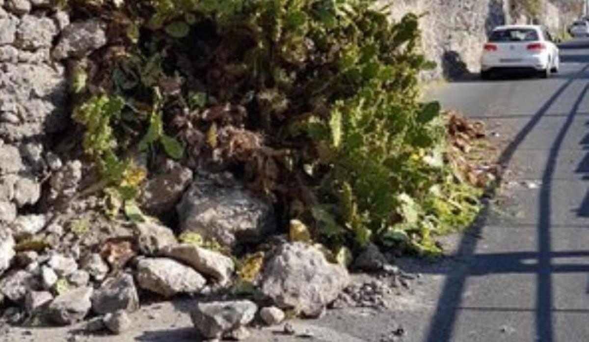 Cierran una calle en Tenoya por la caída de un muro