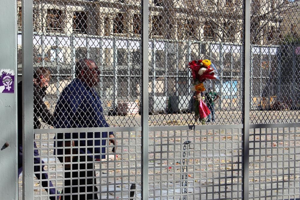 Un ramo dejado en homenaje a una espectadora habitual de los disparos.