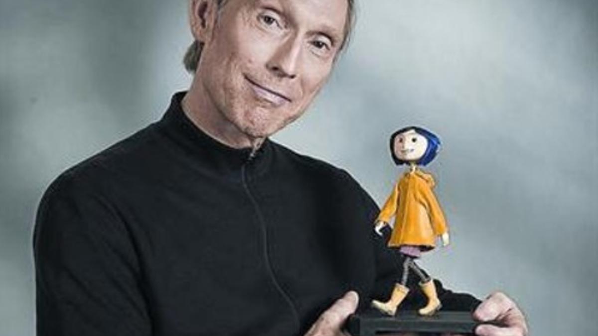 Todo a mano. Henry Selick, con una figurita de Coraline.