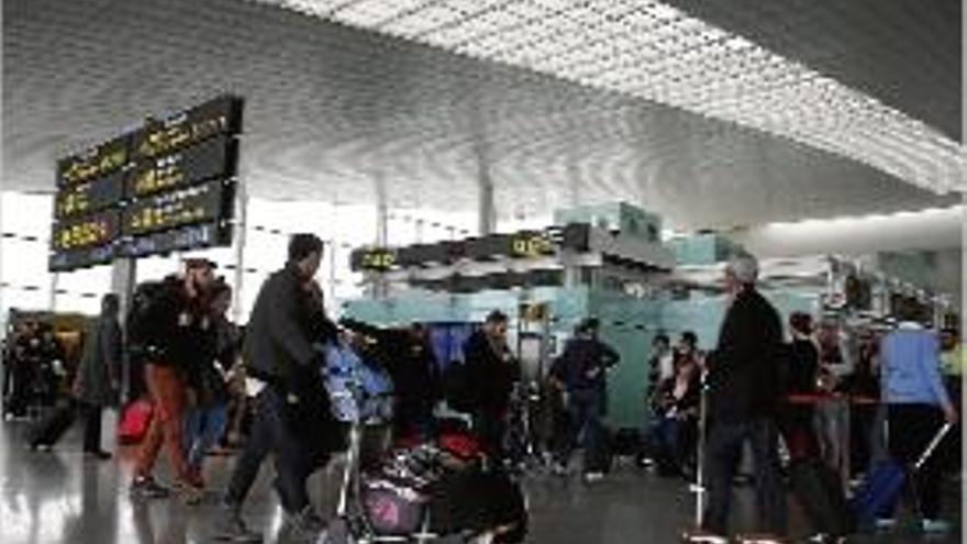 L&#039;aeroport de Barcelona-El Prat ahir, un dels que més va rebre.