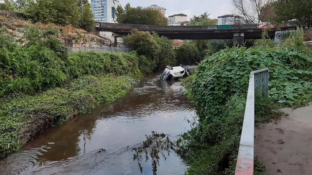 El coche se precipitó desde una rotonda // Policía Local