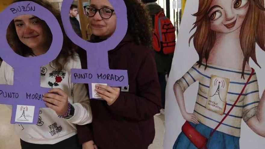 Dos alumnas, en el &quot;punto morado&quot; del IES La Magdalena.