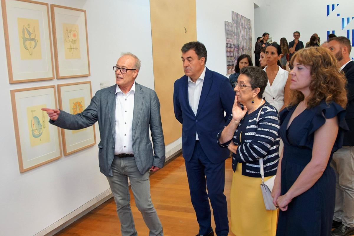 Santiago Olmo (i), durante la celebración del 30º aniversario del  CGAC, en 2023.