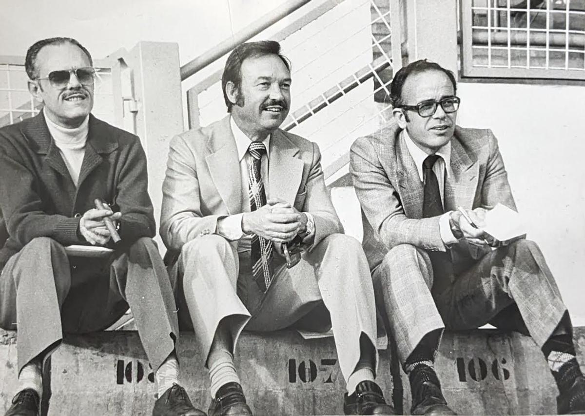 De izquierda a derecha, tres históricos cronistas amarillos: Antonio Lemus, Pascual Calabuig y Segundo Almeida en el graderío el Estadio Insular.