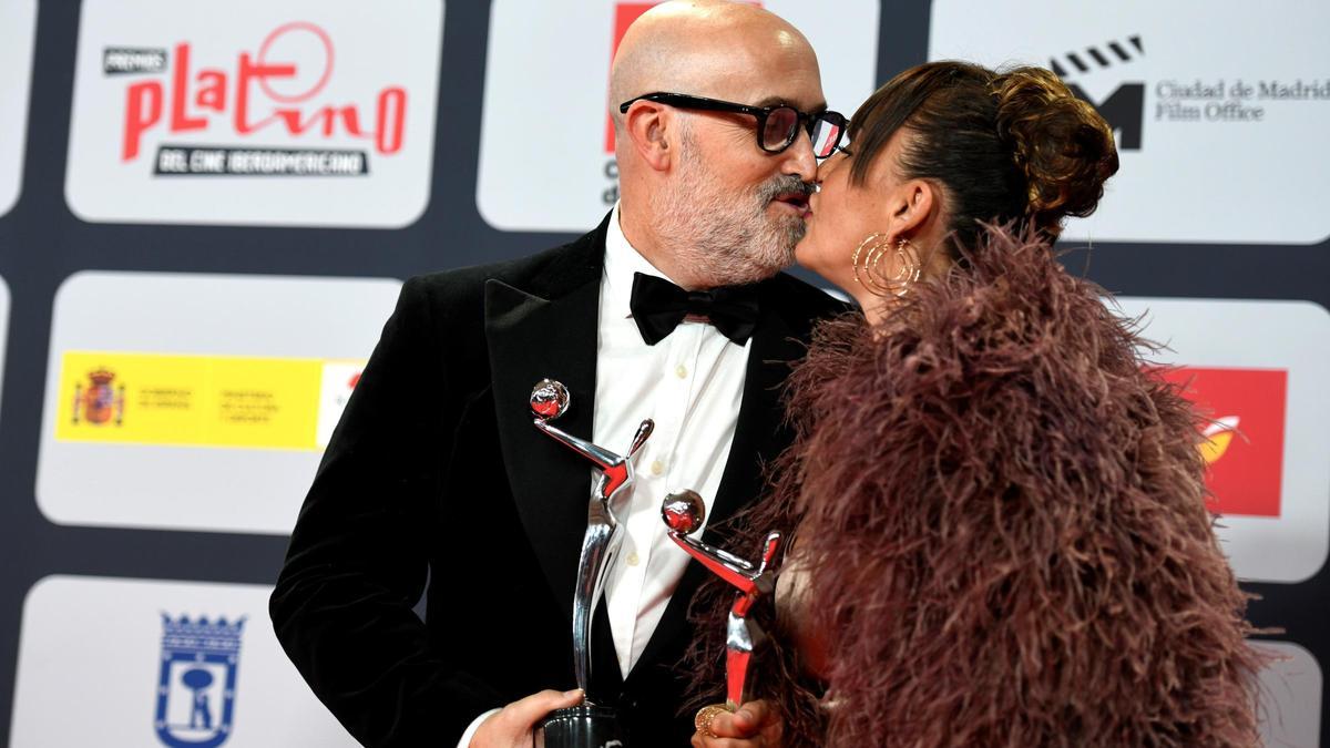 Los actores Javier Cámara y Candela Peña, con sus premios