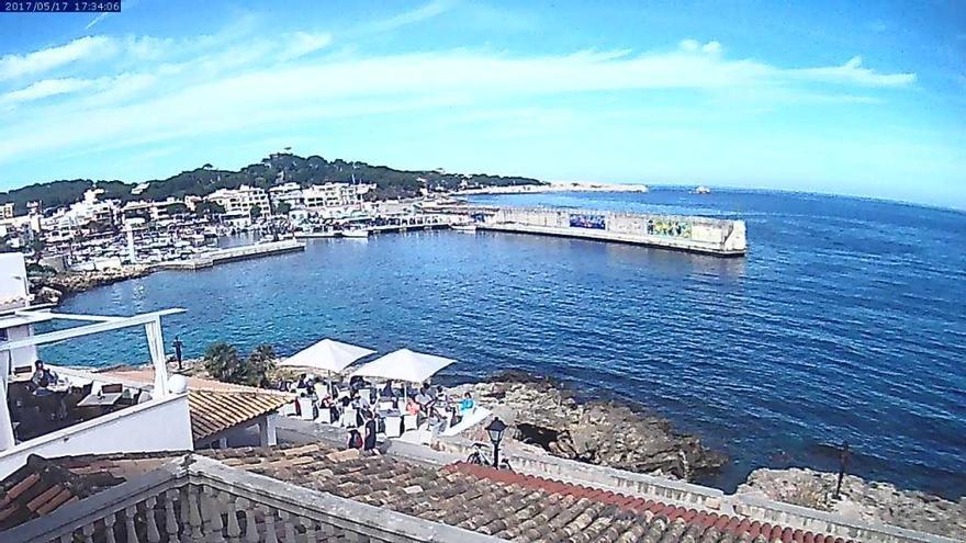 Wolken und Sonne am Hafen von Cala Ratjada