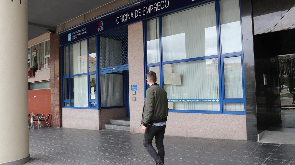 Un joven pasa ante una oficina de emprego de la Xunta en la ciudad de Vigo