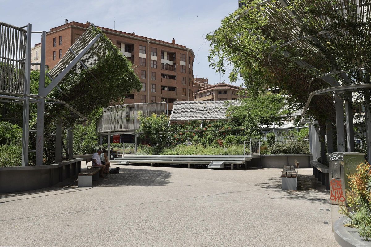La Plaza Salamero de Zaragoza, donde descansan a sol y sombra varias personas, este martes.