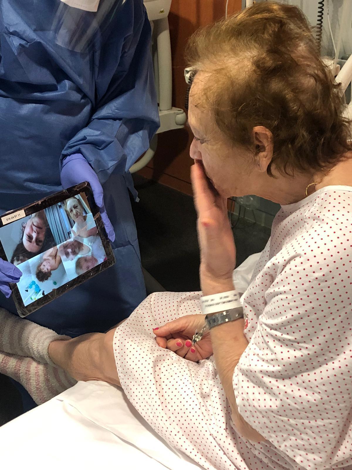 Otra de las iniciativas implementadas en el hospital durante la pandemia fueron las videollamadas.