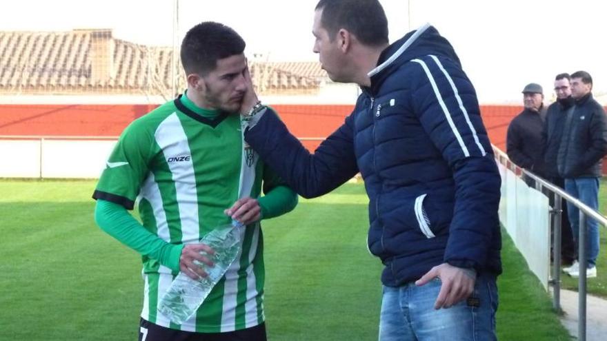 Kike, felicitat per Punsí en l&#039;últim partit a casa