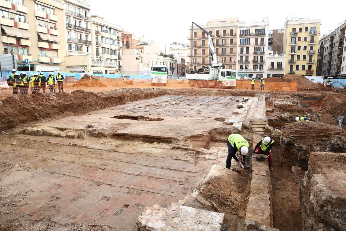 La excavación en el Mercat de lAbaceria deja al descubierto los primeros restos de la fábrica Puigmartí. Está previsto que la excavación arqueológica finalice a principios de abril