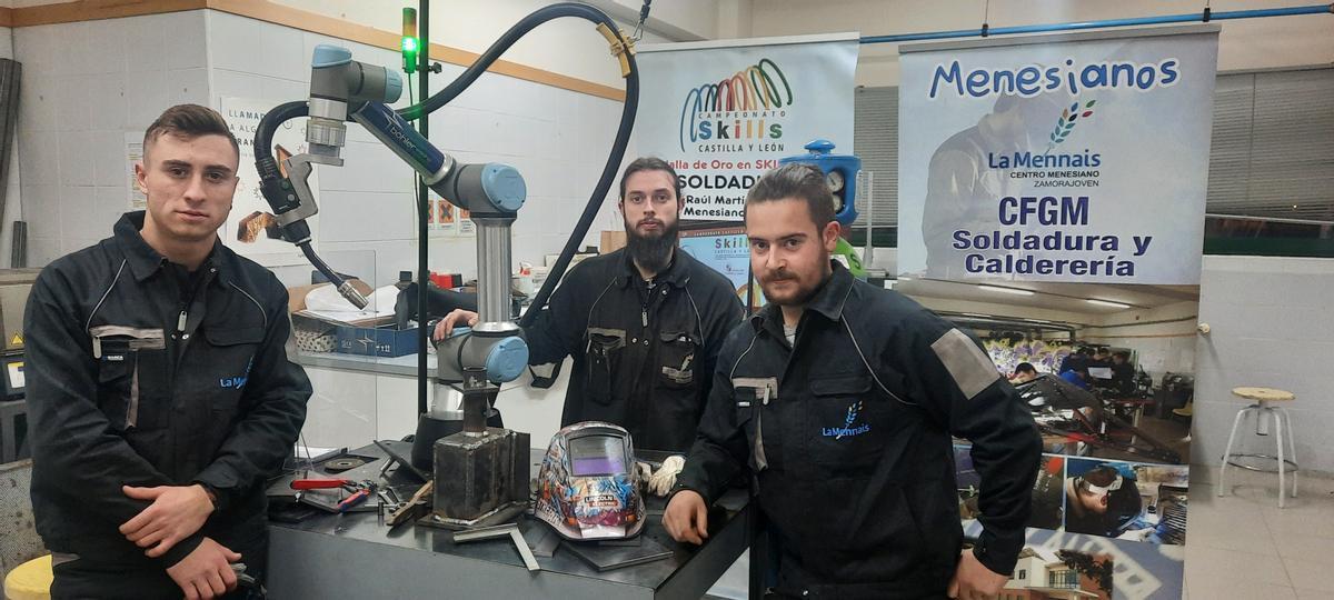 Los alumnos de soldadura en el taller de Menesianos.