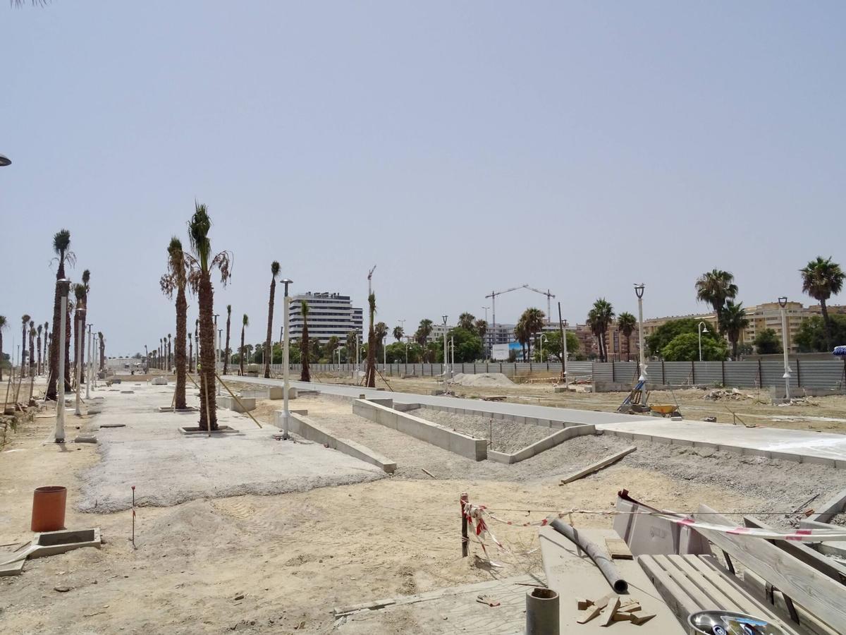 MLG 22-07-2026.-Obras de acerado en el paseo marítimo de Poniente