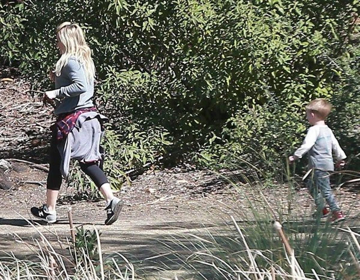 Luca intenta alcanzar a su madre, Hilary Duff