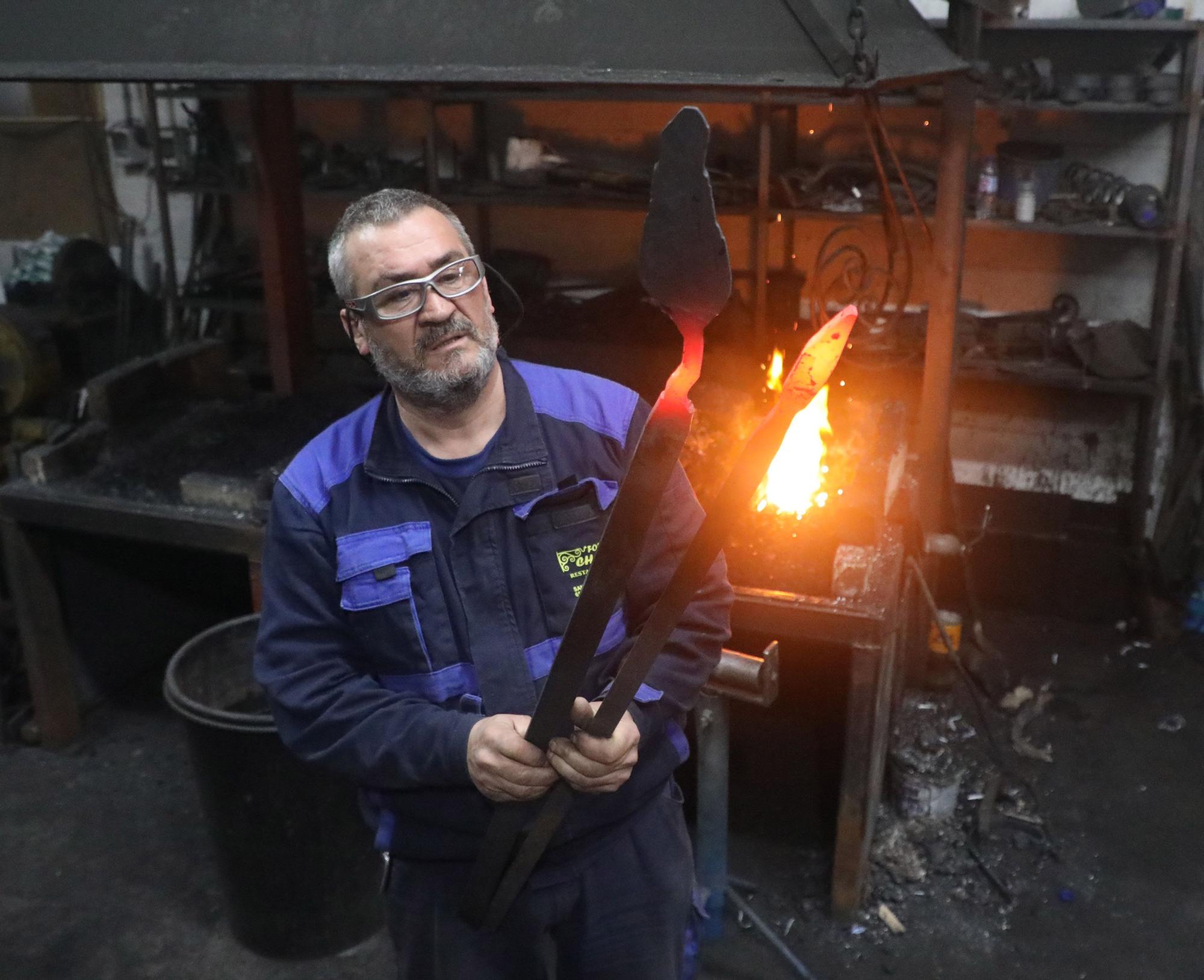 Secuencia de Santiago Martínez trabajando el hierro en su taller