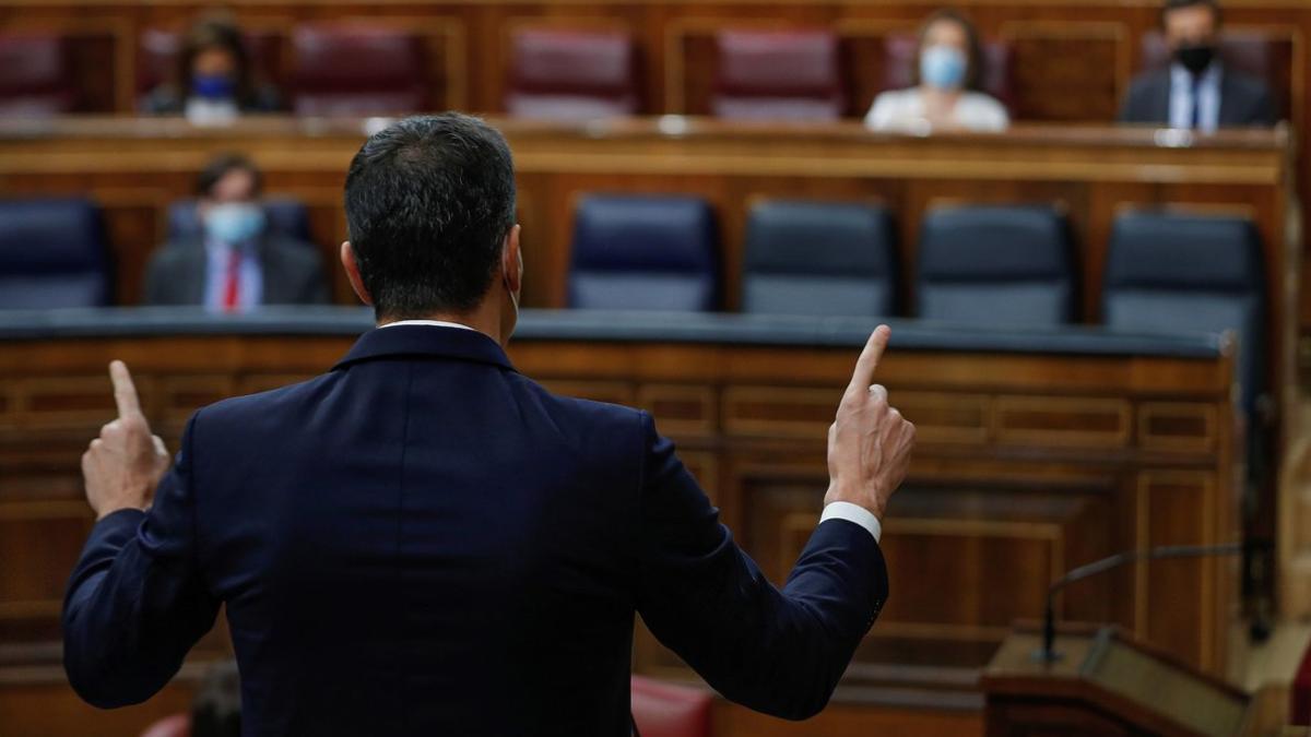 El presidente del Gobierno, Pedro Sánchez, se dirige al líder del PP, Pablo Casado durante la sesión de control al Gobierno de este 18 de noviembre.