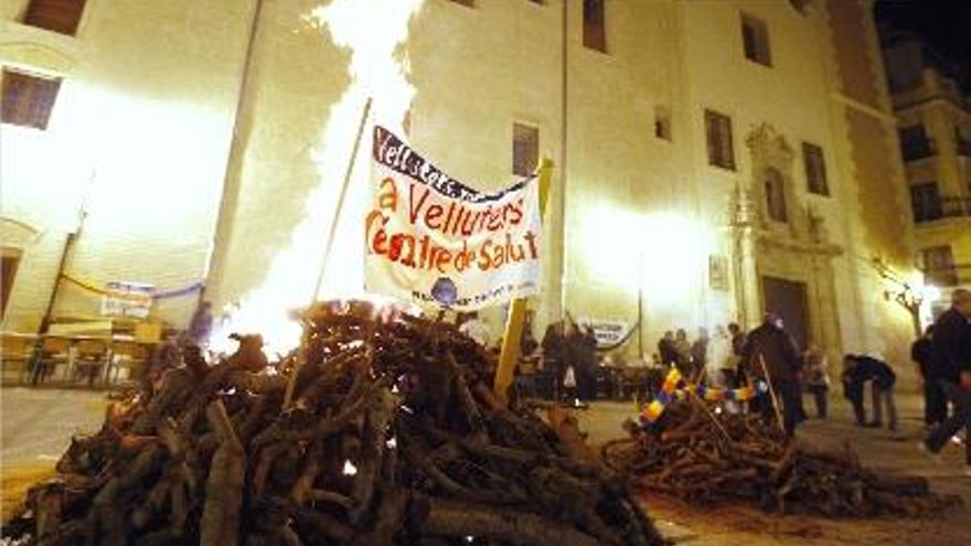 La cuarta &quot;Foguera de Velluters&quot;, celebrada ayer.