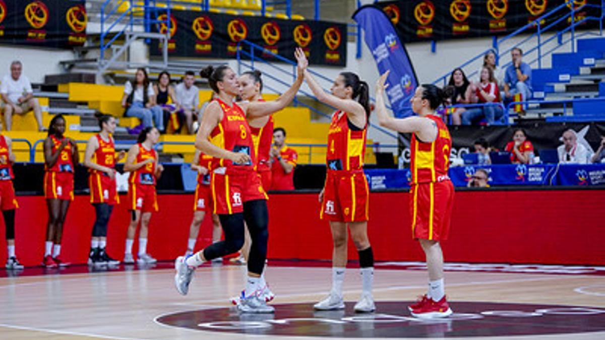 Ángela Salvadores, con el dorsal '4', choca la mano de su compañera de selección María Araújo