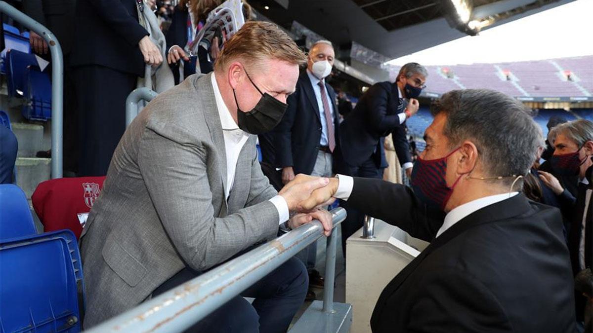 Ronald Koeman, junto a Joan Laporta