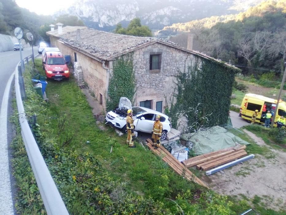 Dos jóvenes, heridos al caer su coche por un terraplén en Valldemossa