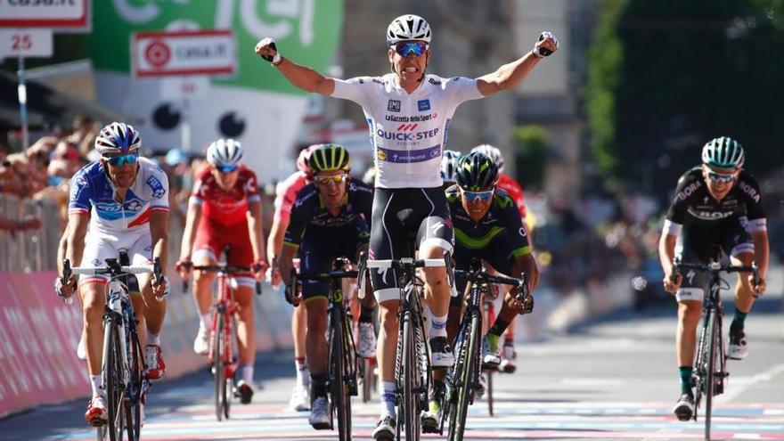 Quintana salva una caída y recupera moral en el Giro ante la llegada de los Dolomitas