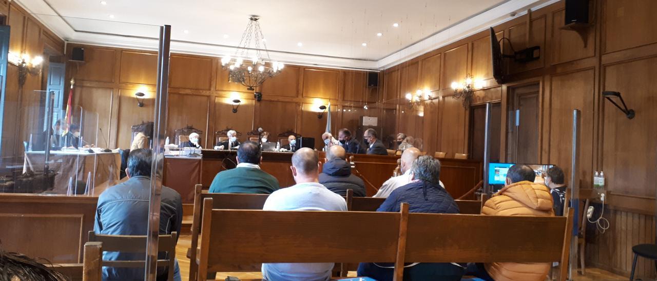 Los acusados en el banquillo de la Audiencia de Pontevedra.