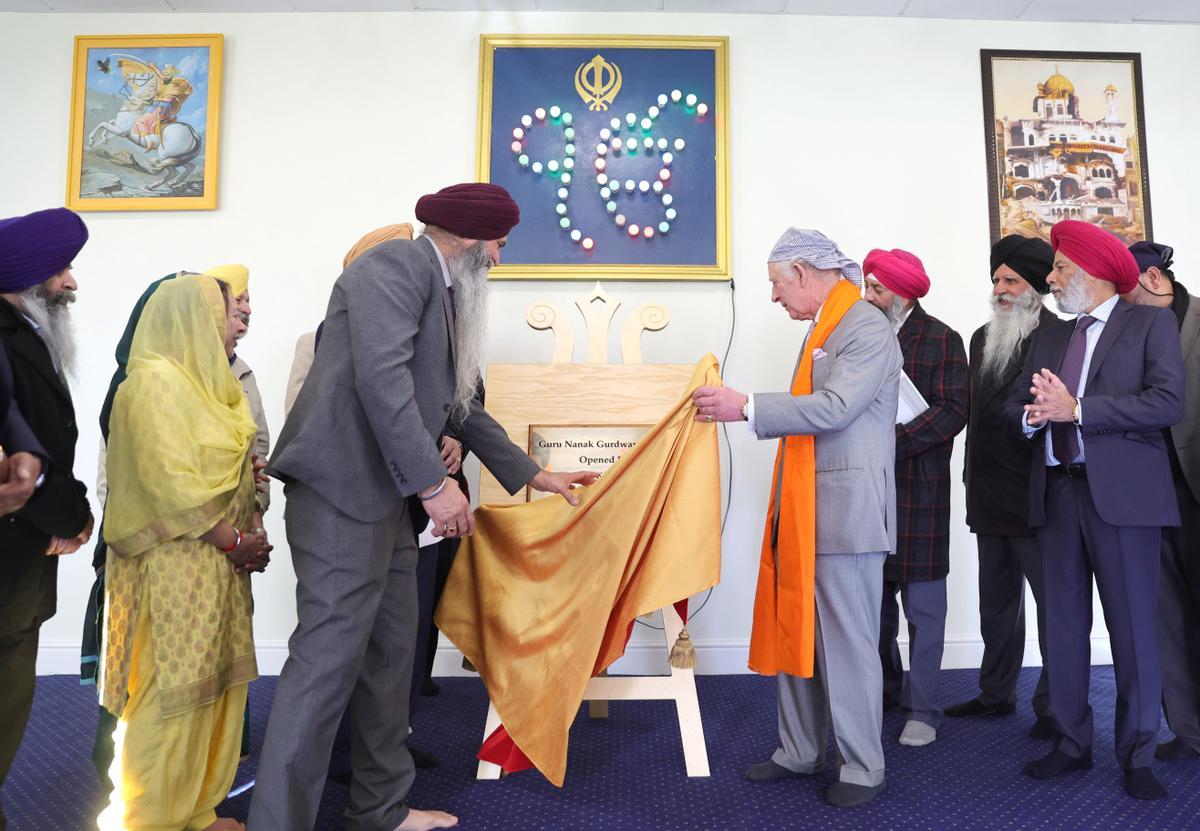 El Rey Carlos III visita el Guru Nanak Gurdwara Luton, donde se brinda enseñanza y práctica religiosa sij para todos los miembros de la comunidad y proporciona servicios sociales voluntarios para los ancianos, jóvenes y otros grupos de la comunidad.
