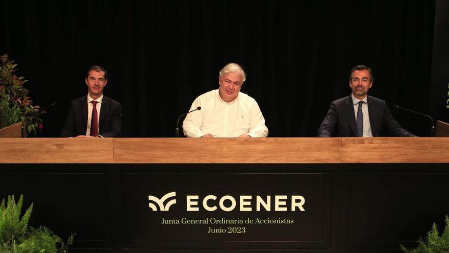 En el centro, Luis de Valdivia, durante la junta general ordinaria de Ecoener, en junio. |   // JOSÉ M. SALGADO