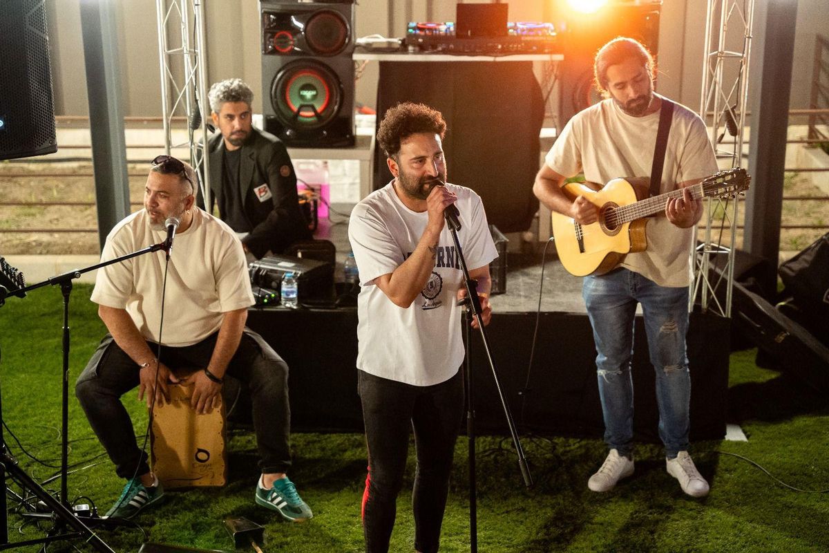 Tete Pineda, en el centro, junto a los músicos con los que actúa.