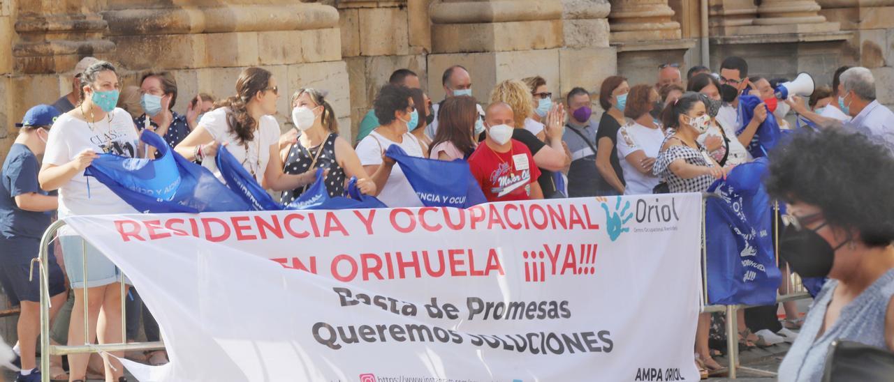 Manifestación de padres y usuarios del centro Oriol en Orihuela, en junio del año pasado