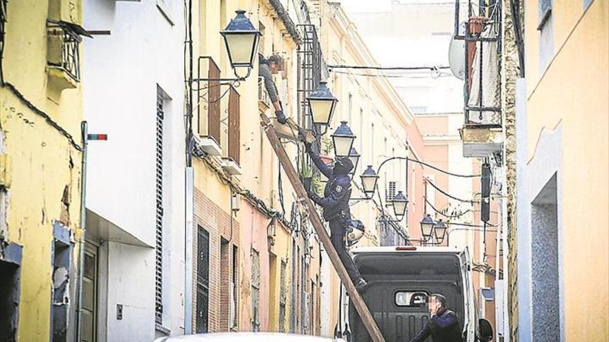 SOS Casco Antiguo entrega un plan de recuperación del área al alcalde de Badajoz