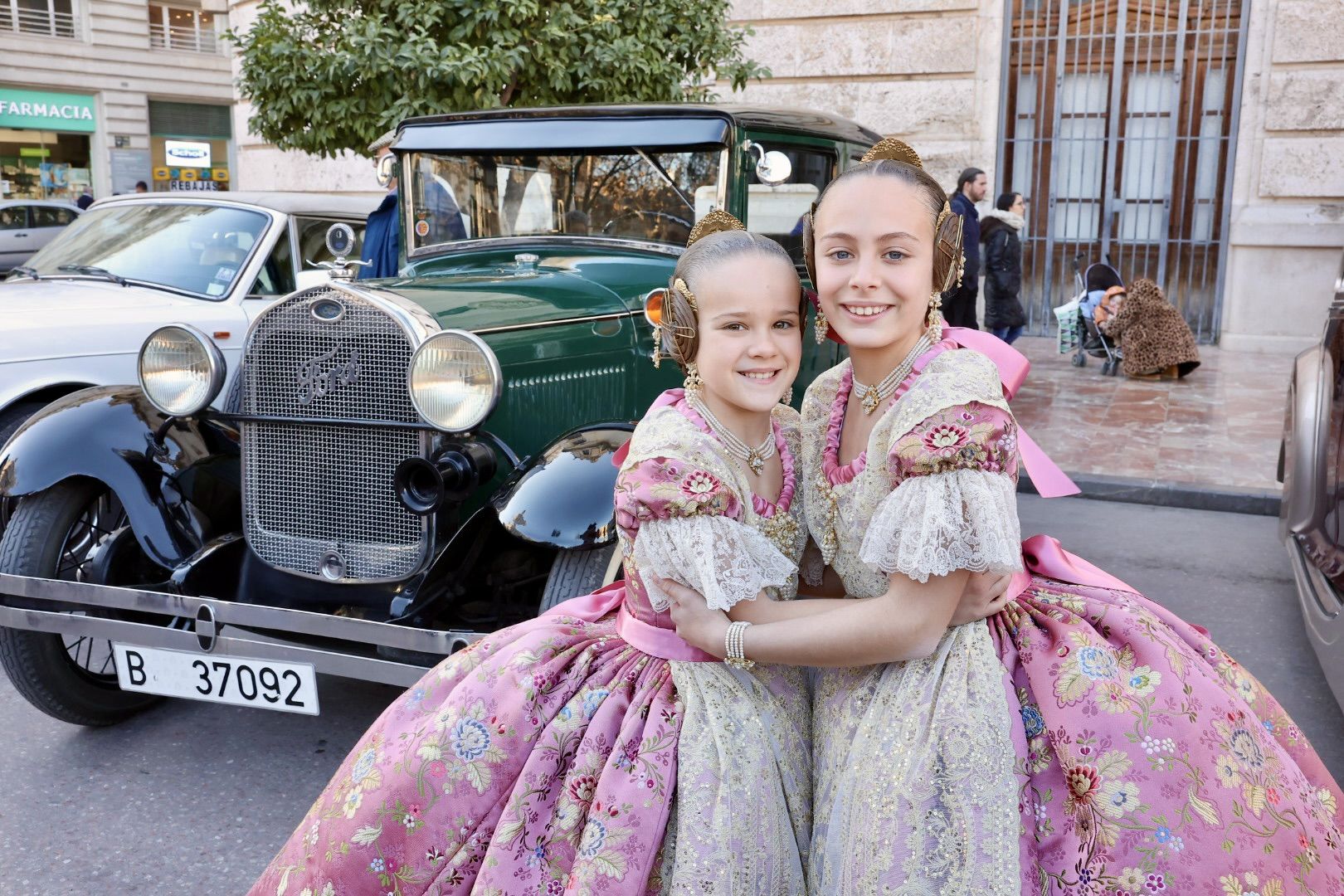 Falleras en "cotxes de l'Antigor" camino de su gran cita