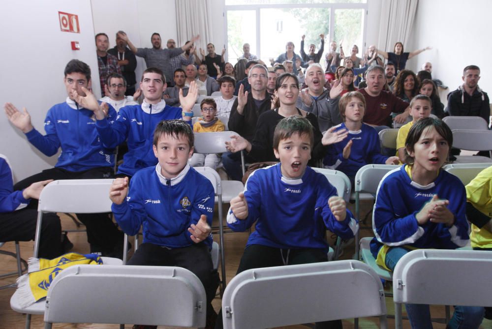 Els aficionats, seguint el partit, a Sarrià de Ter.