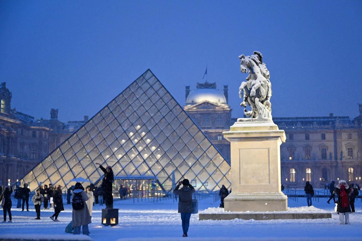 La neu col·lapsa París i obliga a activar el nivell 3 d’alerta