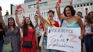 La gente sostiene pancartas mientras protestan contra el Presidente de la Real Federación Española de Fútbol Luis Rubiales 