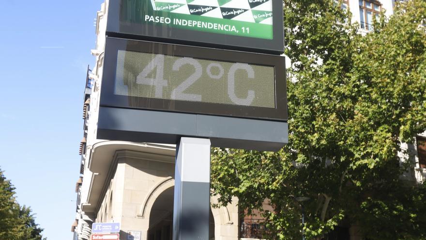 Calor sofocante en Zaragoza que obliga a buscar refresco y sombra