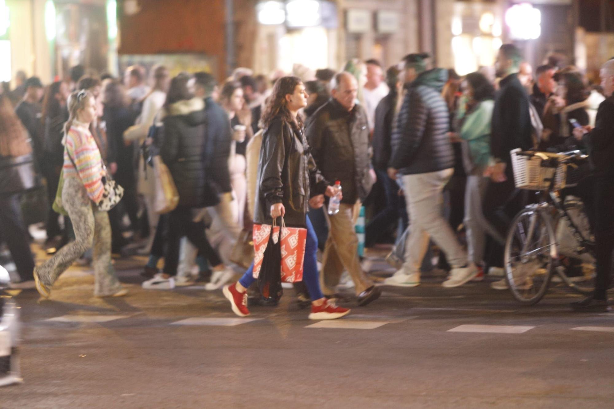 El turismo y las compras navideñas llenan las calles de València