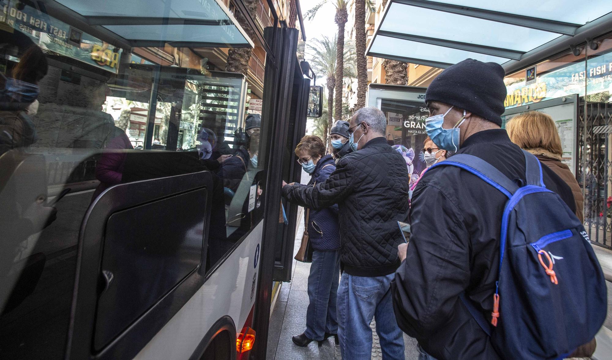 Hoy ya no hay que llevar la mascarilla en los transportes públicos