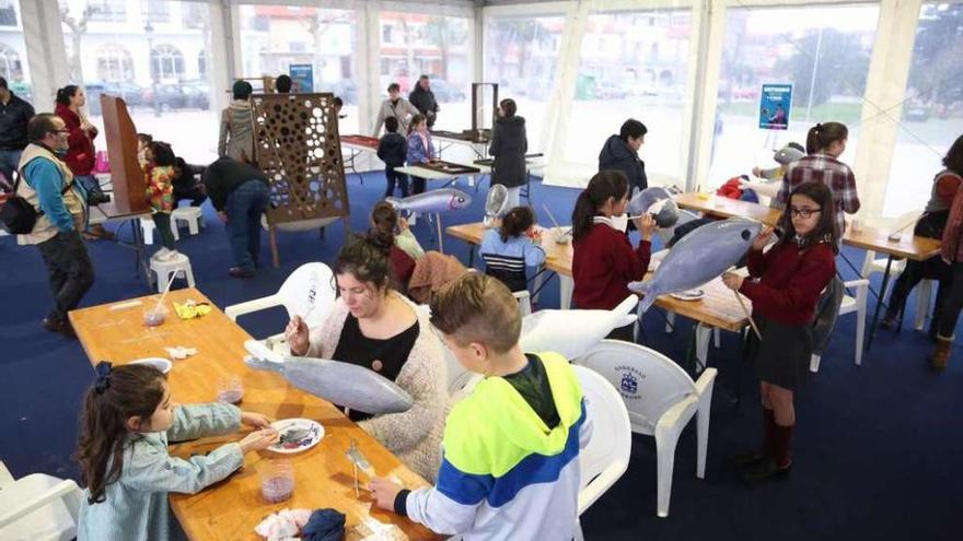 Taller de elaboración de las &quot;xoubiñas&quot;, ayer en la Carpa do Entroido.  // Muñiz