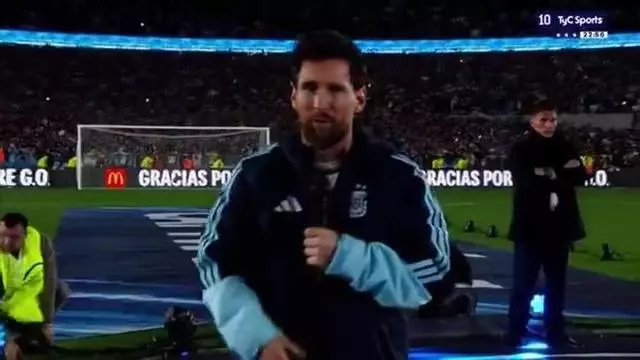 Leo Messi se dirigió a la afición al terminar el partido