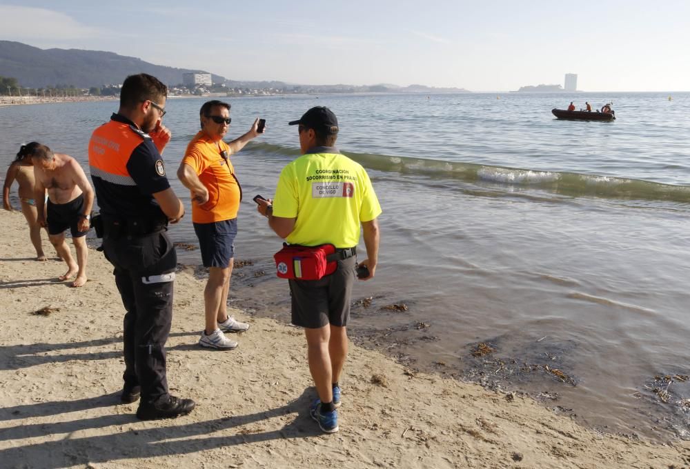 Miles de personas se vieron sorprendidas por la bandera roja tras localizarse una mancha que podría ser combustible de barco