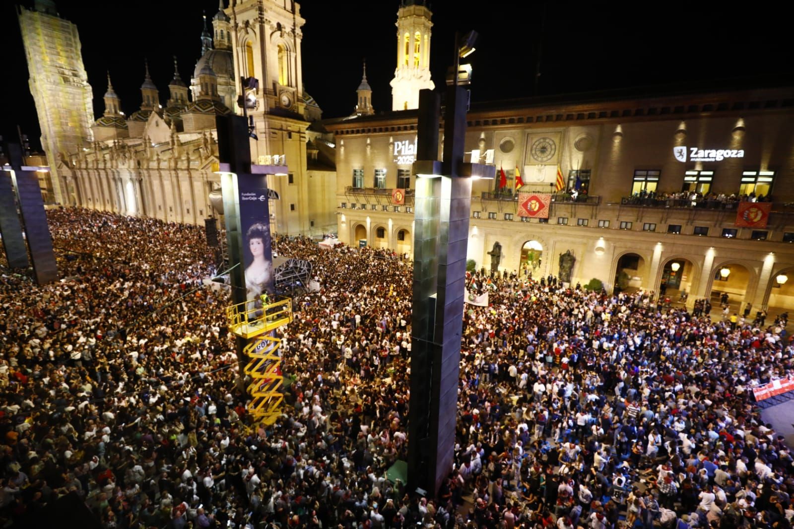 En imágenes | Primer día de las Fiestas del Pilar con las peñas y el pregón